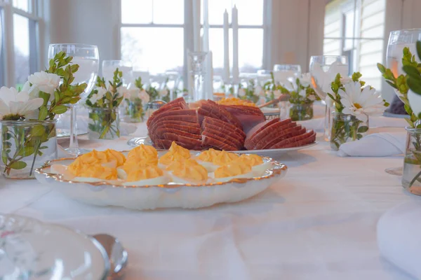 Pełny Stół Jedzeniem Dla Wielu Osób Święto Jajek Szynki Wielkanocna — Zdjęcie stockowe