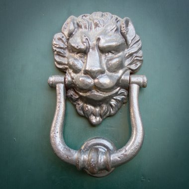 Aslan kolu şeklinde