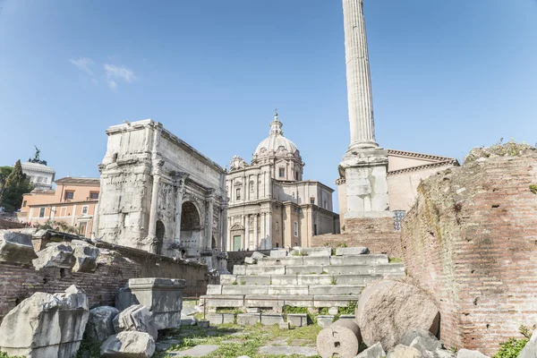 Arch of Septimius Severus and church of Santi Luca e Martina.Roman Forum. — Stock Photo, Image