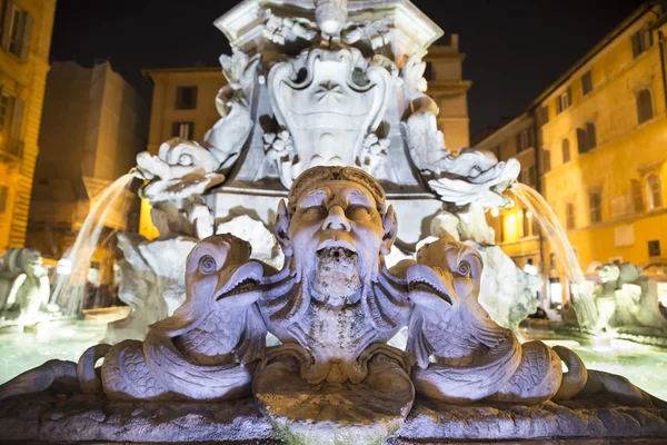 Fontanna na placu Piazza della Rotonda w pobliżu z Pantheon.Night widok 2 — Zdjęcie stockowe