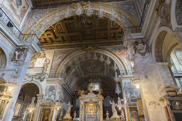 Basilikan Santa Maria in Aracoeli. Interiör. Vy 1. — Stockfoto