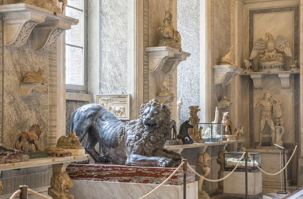 Lion statue.Vatican.Rome. — Stock Photo, Image