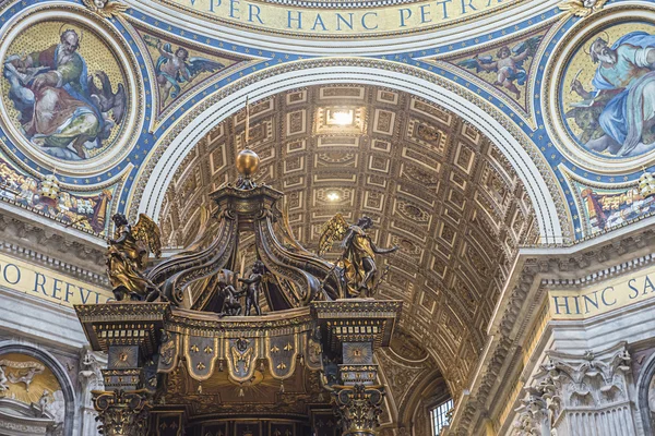 Fragmento interior de la Basílica de San Pedro. Vaticano. Roma . — Foto de Stock