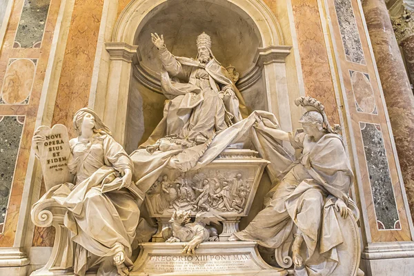 Graven av Gregorio Xiii i Peterskyrkan. Vatican.Rome. — Stockfoto