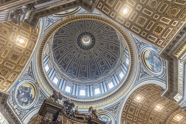 Kupolen i Saint Peter's Basilica.Vatican.Rome. — Stockfoto