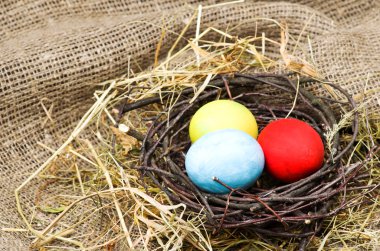 Tahta bir masada paskalya yumurtası.