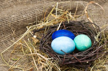 Tahta bir masada paskalya yumurtası.