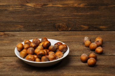 fındık kabuğu üzerinde ahşap masa yığını 