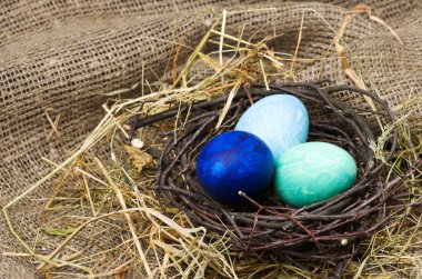 Tahta bir masada paskalya yumurtası.
