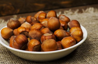 fındık kabuğu üzerinde ahşap masa yığını 