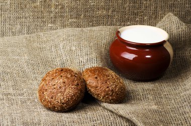 içinde belgili tanımlık geçmiş ahşap bir yamaçta yer ekmek .