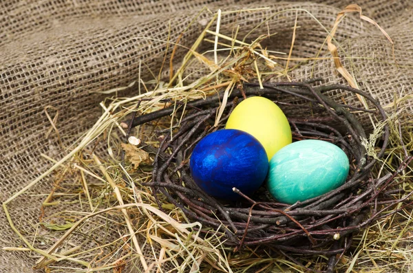 Tahta bir masada paskalya yumurtası.