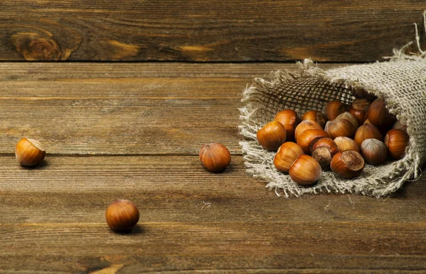 fındık kabuğu üzerinde ahşap masa yığını 