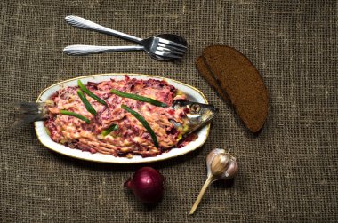  salata ringa backgro ahşap bir masa üzerinde bir kürk manto altında