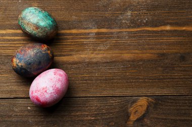 Tahta bir masada paskalya yumurtası.