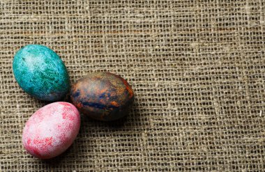 Tahta bir masada paskalya yumurtası.