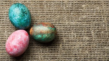 Tahta bir masada paskalya yumurtası.