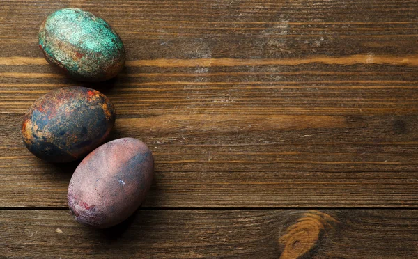 Ovos de Páscoa em uma mesa de madeira. — Fotografia de Stock