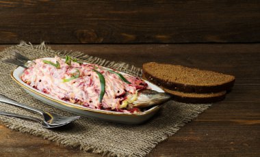  salata ringa backgro ahşap bir masa üzerinde bir kürk manto altında