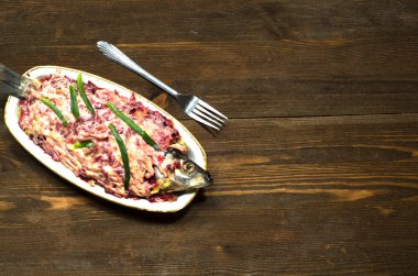  salata ringa backgro ahşap bir masa üzerinde bir kürk manto altında