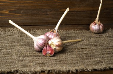 Organik sarımsak ahşap bir masa içinde belgili tanımlık geçmiş