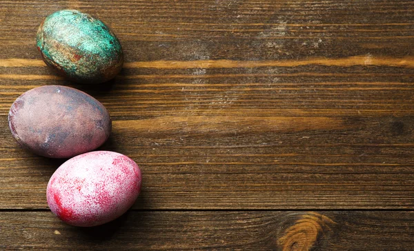 Tahta bir masada paskalya yumurtası.