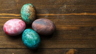 Tahta bir masada paskalya yumurtası.