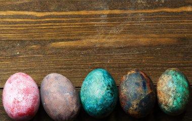 Tahta bir masada paskalya yumurtası.