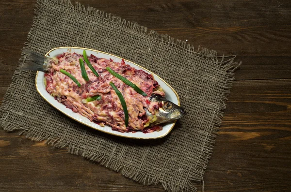  salata ringa backgro ahşap bir masa üzerinde bir kürk manto altında