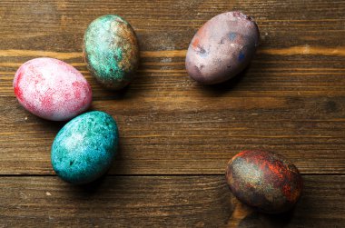 Tahta bir masada paskalya yumurtası.