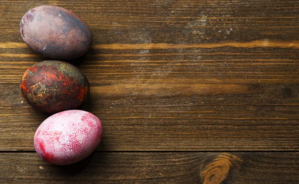 Huevos de Pascua en una mesa de madera. — Foto de Stock