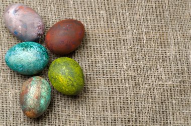 Tahta bir masada paskalya yumurtası.