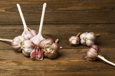 Organik sarımsak ahşap bir masa içinde belgili tanımlık geçmiş