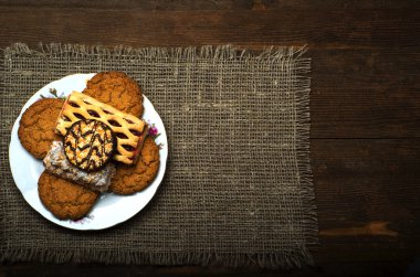 ahşap arka plan olarak bir arka plan üzerinde kurabiye