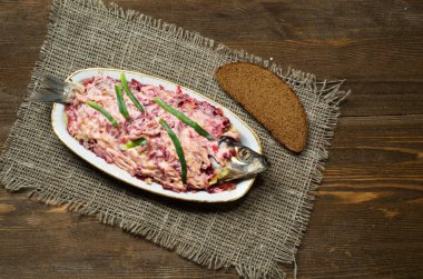  salata ringa backgro ahşap bir masa üzerinde bir kürk manto altında