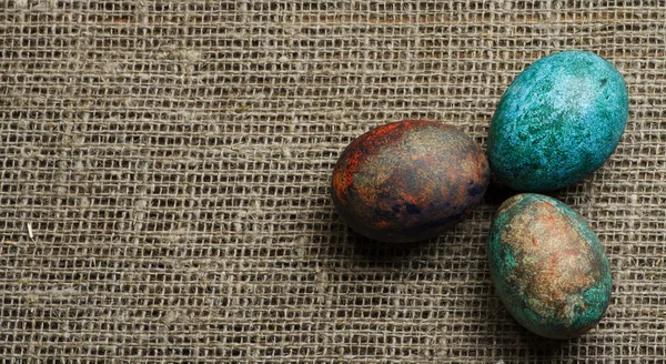 Ovos de Páscoa em uma mesa de madeira. — Fotografia de Stock