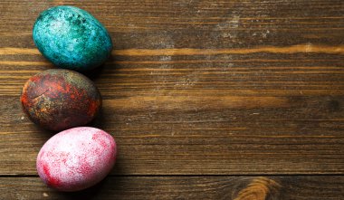 Tahta bir masada paskalya yumurtası.