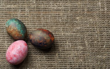 Tahta bir masada paskalya yumurtası.