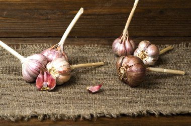 Organik sarımsak ahşap bir masa içinde belgili tanımlık geçmiş