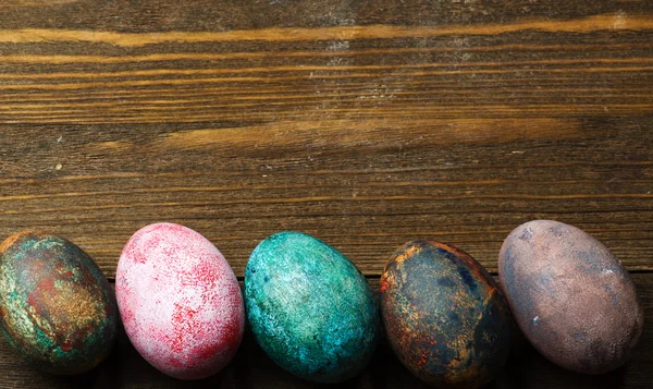 Huevos de Pascua en una mesa de madera. — Foto de Stock