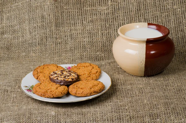 Galletas sobre un fondo de madera como fondo — Foto de Stock