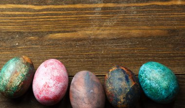 Tahta bir masada paskalya yumurtası.