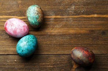 Tahta bir masada paskalya yumurtası.