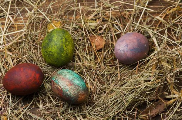 Ovos de Páscoa em uma mesa de madeira. — Fotografia de Stock