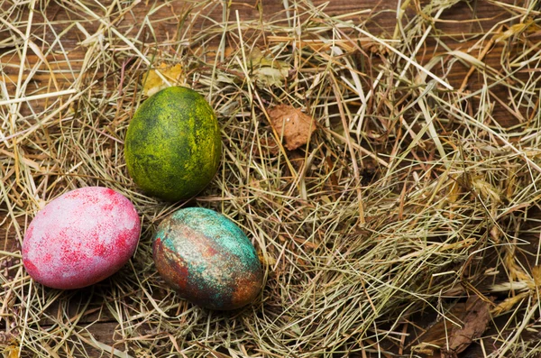 Ovos de Páscoa em uma mesa de madeira. — Fotografia de Stock