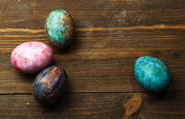 Tahta bir masada paskalya yumurtası.