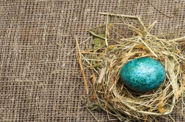 Ahşap arka plan üzerinde yuvadaki yumurta.