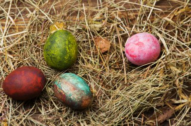 Tahta bir masada paskalya yumurtası.