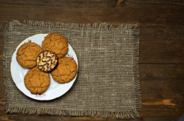 ahşap arka plan olarak bir arka plan üzerinde kurabiye