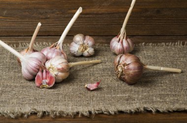 Organik sarımsak ahşap bir masa içinde belgili tanımlık geçmiş